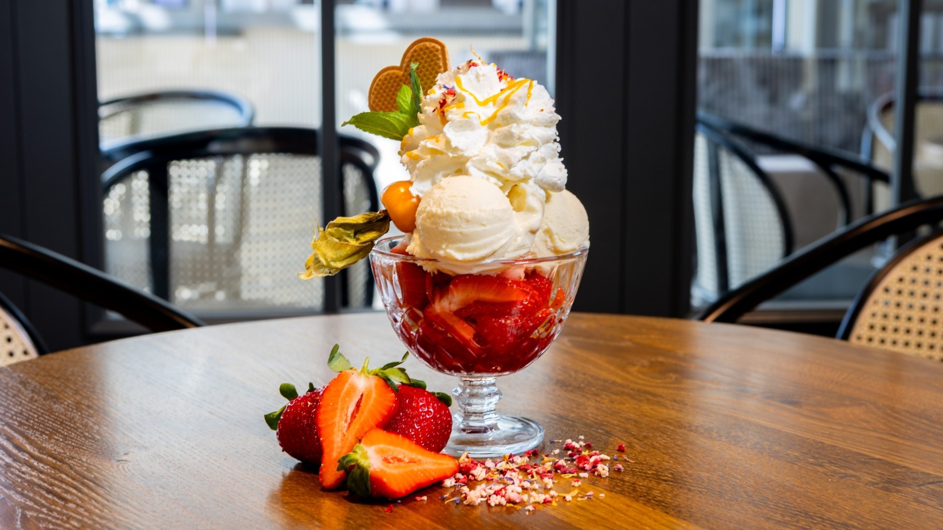 Vanilleeis mit Erdbeeren und Sahne 2025 - 022 - KLEIN