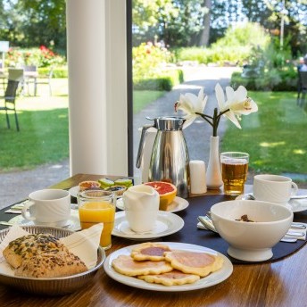 Seehotel Frühstück und Kaminecke - 005