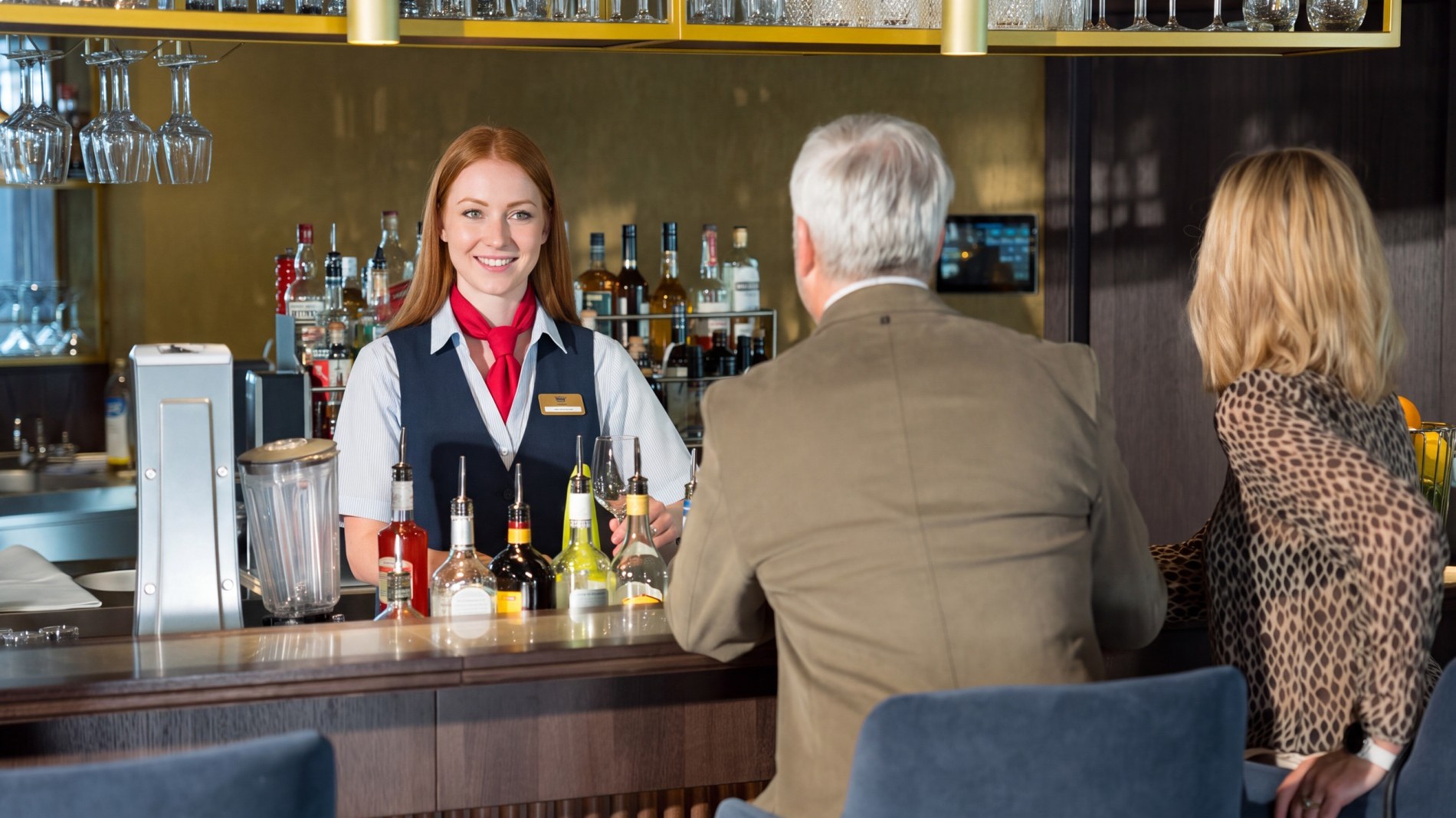 Kajsa-Ingwersen-an-der-Bar-2